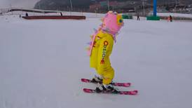 VIDEO| Niña de cuatro años sorprende esquiando a la perfección en China y se transforma en viral