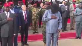 VIDEO | Detienen a periodistas por grabar al presidente de Sudán del Sur orinándose durante un acto público