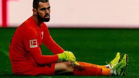 Portero del Augsburg realizó un grosero error en la derrota de su equipo en la Bundesliga