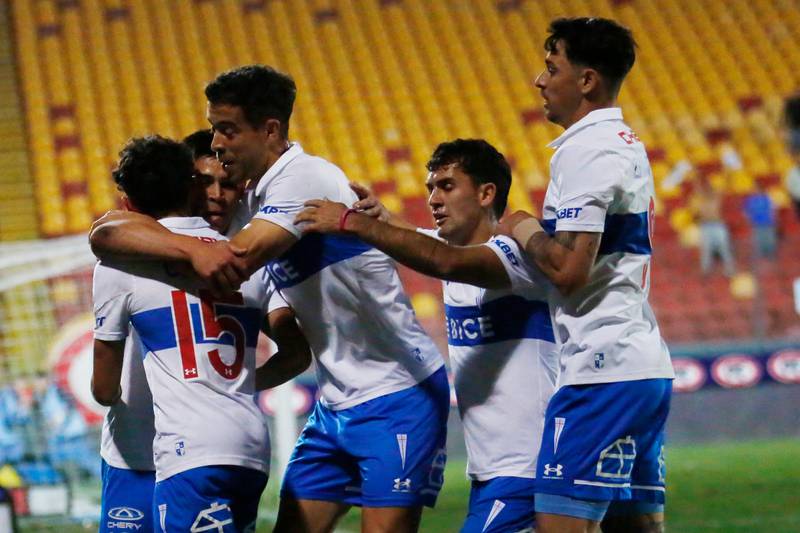 Jugadores de Universidad Católica celebrando un gol en el Estadio Santa Laura.
