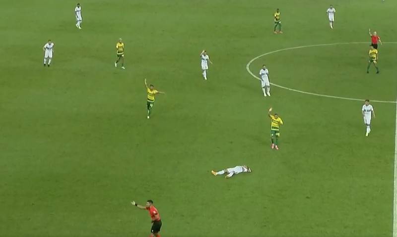 Jugador se desmaya en partido del Coritiba.