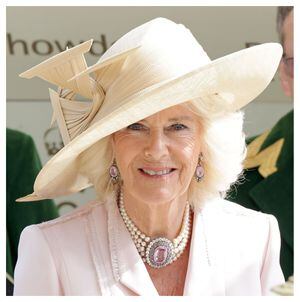 Reina Camila hizo un guiño a la reina Isabel en el Ladies Day de Ascot