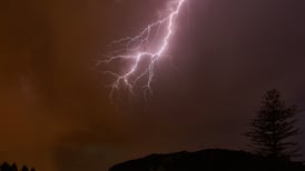 Emiten alerta meteorológica por posibles tormentas eléctricas en 12 regiones del país