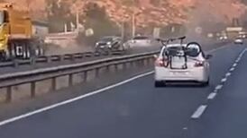 VIDEO | Vehículo avanzó contra el tránsito en Ruta 5: Terminó chocando contra barreras de contención