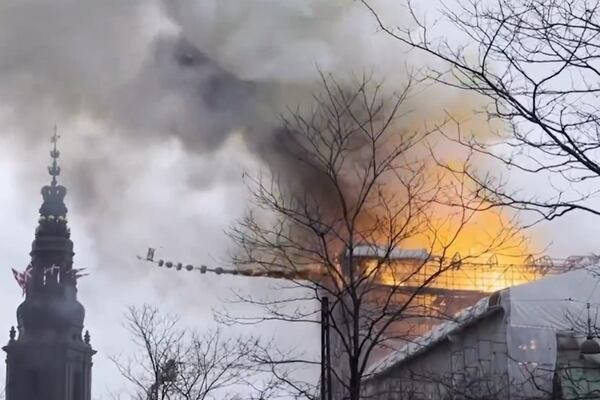 VIDEO | “Notre Dame” de Dinamarca es consumido en llamas