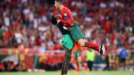 VIDEO | Hasta lo levantó: hincha invadió la cancha para saludar y festejar con Cristiano Ronaldo