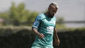 “Volvió al barrio”: La razón de Arturo Vidal para no inscribir a Rodelindo Román en Tercera División