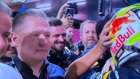 VIDEO | El frío saludo del papá de Max Verstappen a Checo Pérez tras ganar el GP de Arabia Saudita