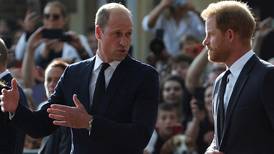 Los príncipes William y Harry rinden emotivo homenaje a su madre, la princesa Diana