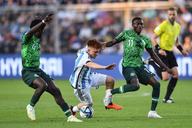 El jugador argentino cae ante la presión de dos futbolistas de Nigeria en el Mundial sub 20.