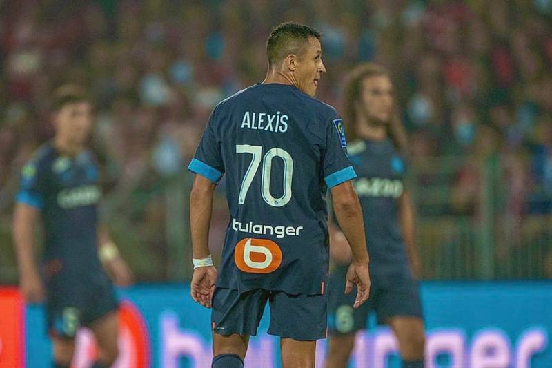 El futbolista Alexis Sánchez de espalda en un partido del Olympique de Marsella en Francia.