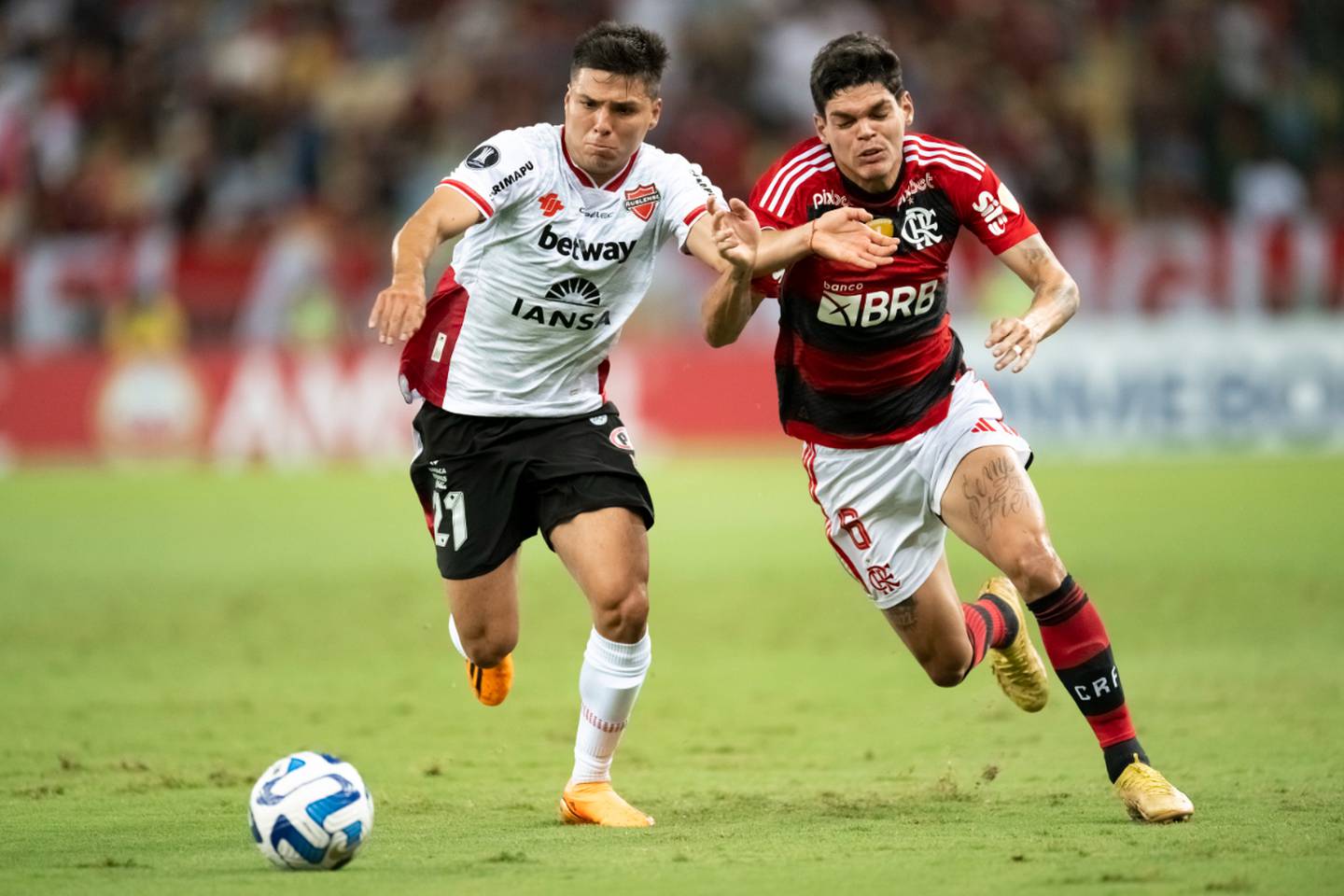 Jugadores de Ñublense y Flamengo disputan el balón en un partido de Copa Libertadores.