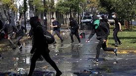 VIDEO | Estudiantes se enfrentan a Carabineros durante nuevas manifestaciones en Santiago Centro