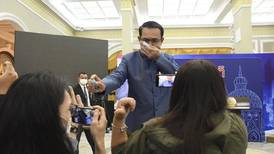 [VIDEO] Primer ministro de Tailandia se molesta y tira alcohol a periodistas durante conferencia