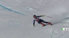 Esquiadora italiana completó prueba pese a haber perdido uno de sus stick