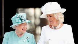 La Reina Camilla utilizó la tiara de zafiros de la Reina Isabel II para el primer banquete del reinado del Rey Carlos
