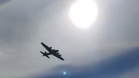 VIDEO | Impresionante choque aéreo entre un Bombardeo B-17 y una avioneta en Dallas