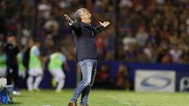 ¿La hora del fútbol chileno? Pipo Gorosito quedó libre tras cortar su vínculo con Gimnasia en Argentina