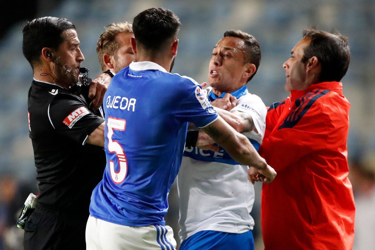 Problemas en la U? Cristopher Toselli no evade el tema y sale a aclarar  supuesto cara a cara entre Pellegrino y el plantel - Soy Azul