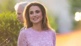 Reina Rania rinde homenaje a su nuera Rajwa Al Saif con espectacular vestido de encaje 