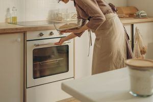Por esta razón debes evitar guardar tus sartenes en el horno