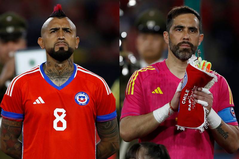 Los futbolistas chilenos Arturo Vidal y Claudio Bravo previo a un partido de La Roja.