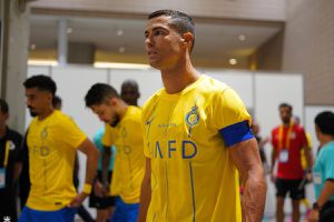 VIDEO | El criticado gesto de Cristiano Ronaldo con un camarógrafo en partido de Al Nassr