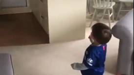¡A la lavadora! Niño de dos años es viral por su puntería con la pelota