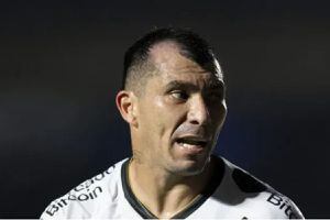 En Brasil lo tildan de “dolor de cabeza”: el problema que provoca Gary Medel en Vasco da Gama