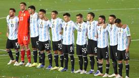 Histórico delantero argentino anunció su retiro definitivo tras muerte de su padre: "Dejé de jugar porque perdí a mi fan número 1"