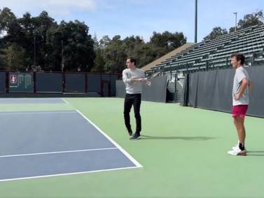 VIDEO | ¿El heredero? Roger Federer le hace clases a joven promesa del tenis mundial