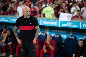 Insólito: dirigente de Flamengo se enfrentó a golpes con barristas por defender a Jorge Sampaoli