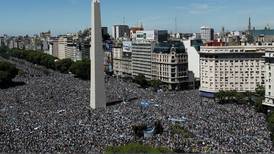 VIDEO| Locura en Argentina: colapsaron las calles de Buenos Aires por los hinchas que quieren saludar a los campeones del mundo