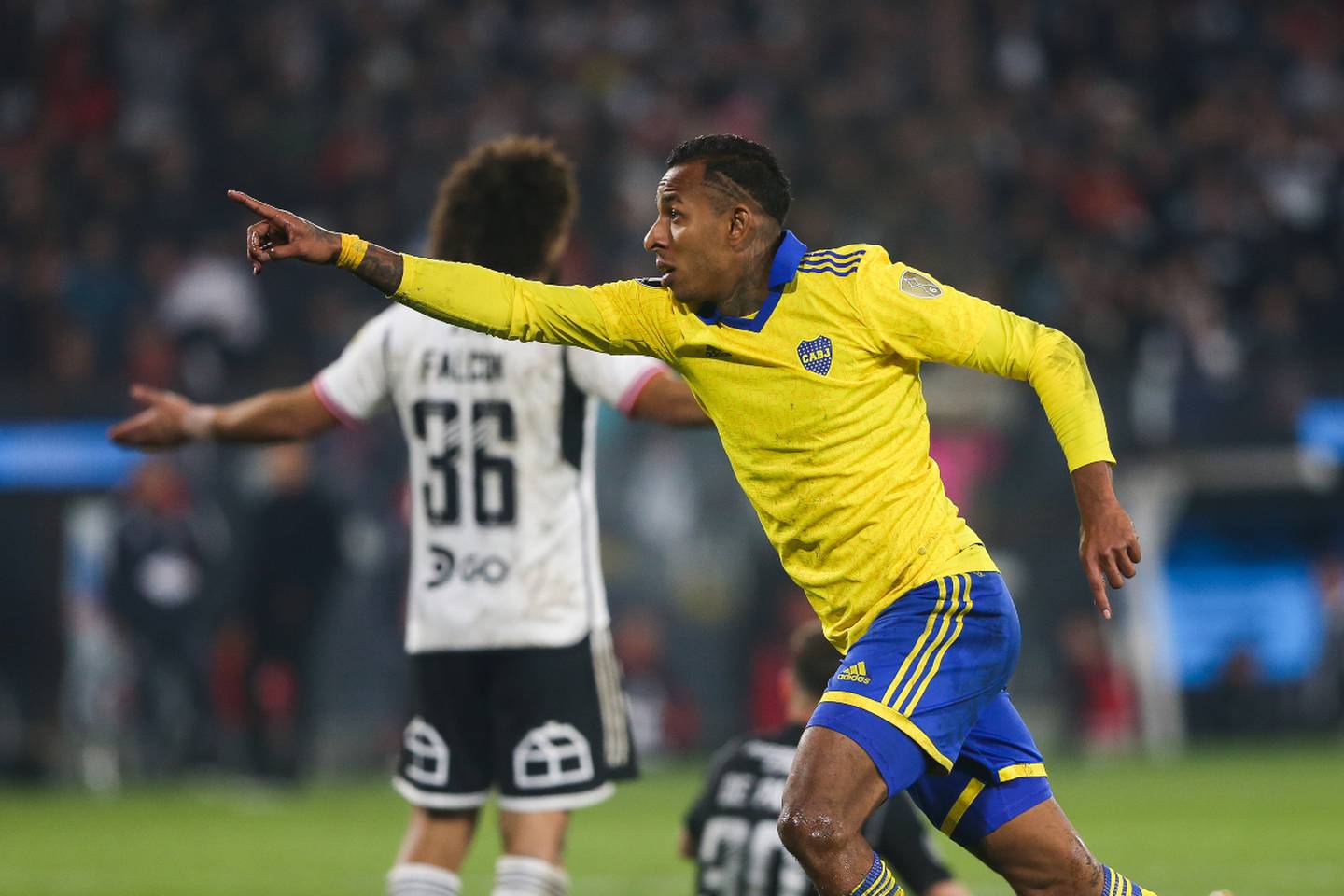 El futbolista Sebastián Villa celebrando su gol en el triunfo de Boca Juniors de visita ante Colo Colo por Copa Libertadores.
