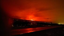 VIDEO | ¡Tiñó los cielos de rojo!: El volcán más alto de la tierra erupciona luego de casi 40 años