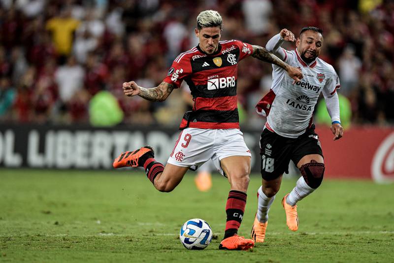 El futbolista Pedro, de Flamengo, disputa el balón con Bernardo Cerezo de Ñublense, en partido correspondiente al Grupo A de la Copa Libertadores.