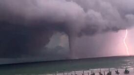 VIDEO | Enorme tromba marina causó pánico en playa de Florida: Estaba acompañada de tormenta eléctrica