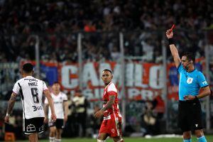 Esteban Pavez le achaca a los árbitros el mal momento de Colo Colo: “Han sido figura en los últimos partidos”