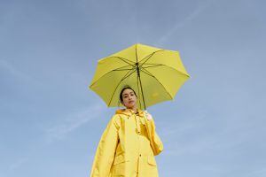 Luce espectacular con estos looks para los días lluviosos