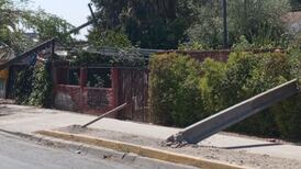 VIDEO | Camión arrasó con 15 postes de luz en Puente Alto: El conductor ya fue detenido