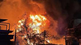 Incendio en Lampa: Siniestro de gran magnitud dejó 6 camiones quemados en planta con desechos de minería