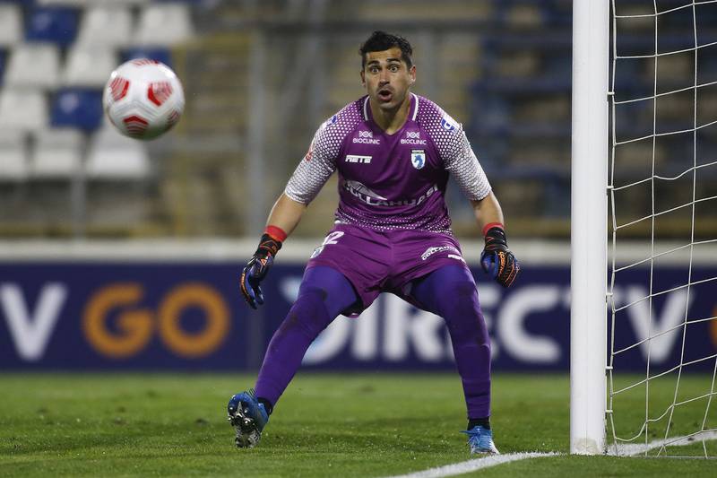 El arquero Daniel Castillo mira la pelota durante el partido entre Universidad Católica y Deportes Iquique en Copa Chile.