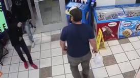 VIDEO I Ex marino desarma de un movimiento a delincuentes que intentaban robar una bencinera