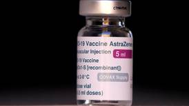 Minsal suspendió "por precaución" la vacunación con AstraZeneca a menores de 45 años