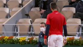 Otra vez: Novak Djokovic volvió a golpear a un juez de linea en Roland Garros