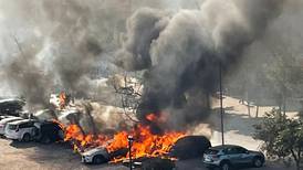 Reportan incendio en estacionamiento de Cuartel Borgoño de la PDI en Independencia: Vehículos están siendo consumidos por las llamas