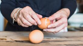 Aprende dos trucos para pelar huevos duros de forma rápida y fácil