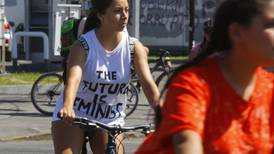 Día de la Mujer: Realizan cicletada por "La Huelga General Feminista" del 8M