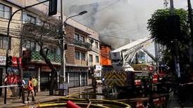 VIDEO I Voraz incendio en mall chino obliga a evacuar viviendas colindantes en San Bernardo