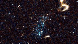 Inédito descubrimiento: Misteriosas manchas azules develan un nuevo tipo de sistema estelar